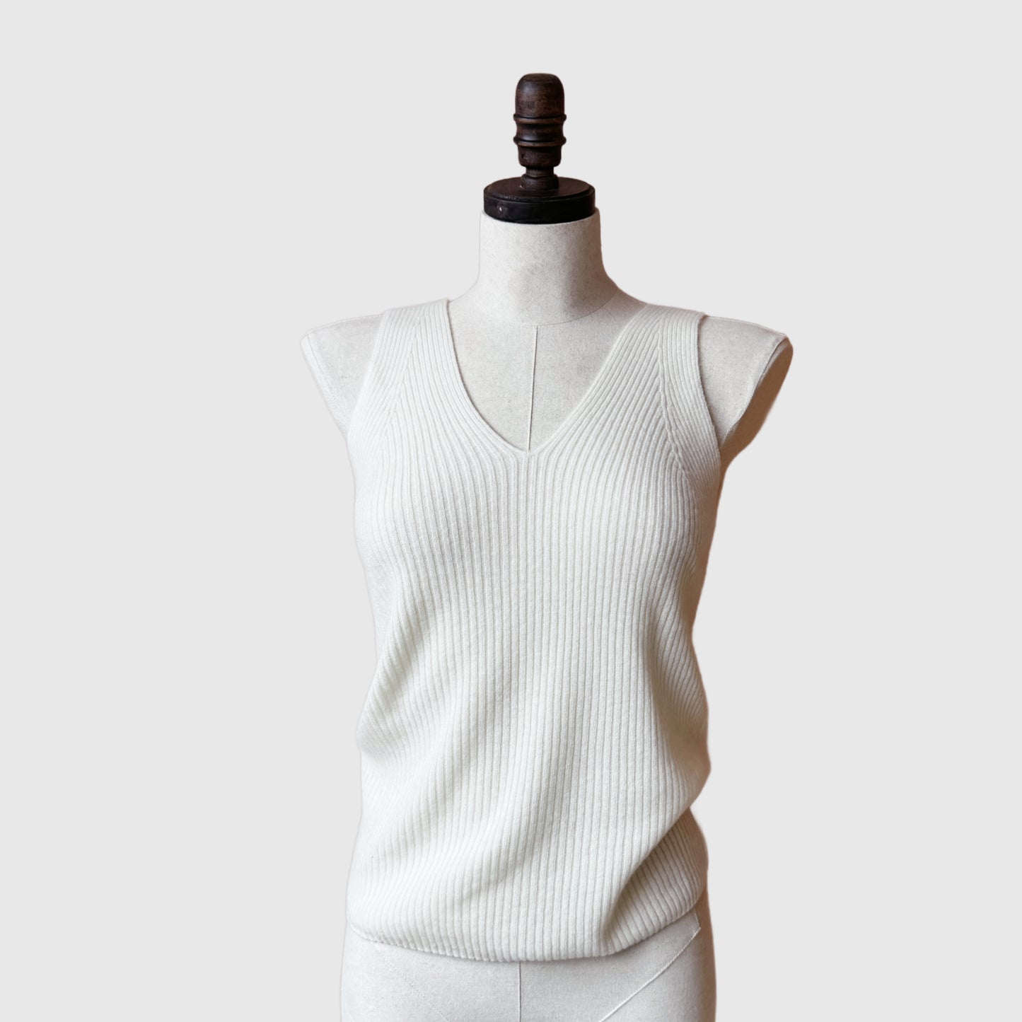white cashmere camisole, ribbed knit top, luxury loungewear, soft cashmere tank, fitted cashmere top, V-neck camisole, breathable knitwear, elegant layering piece, cozy cashmere clothing, minimalist fashion