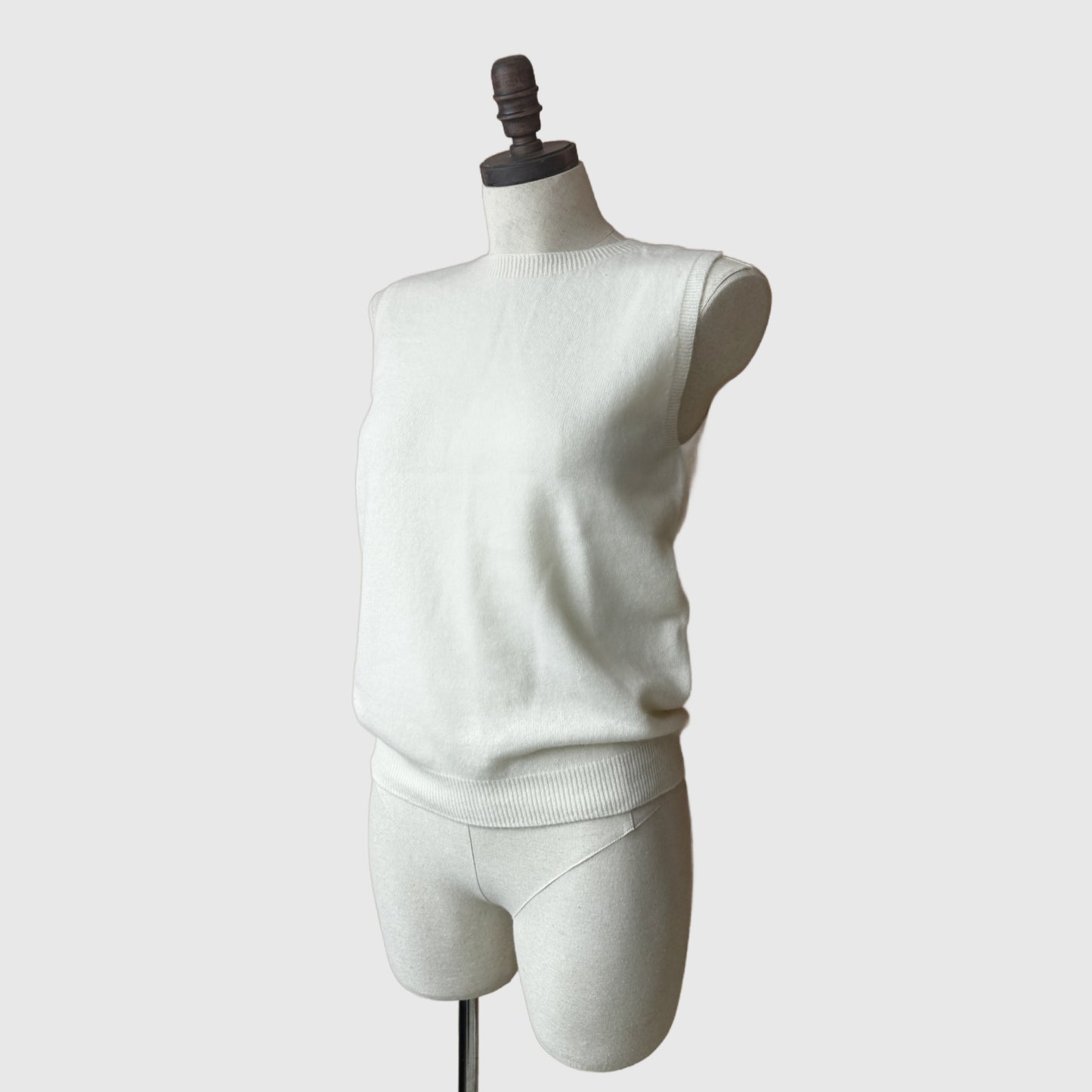Sleeveless merino wool top | Women’s knitwear