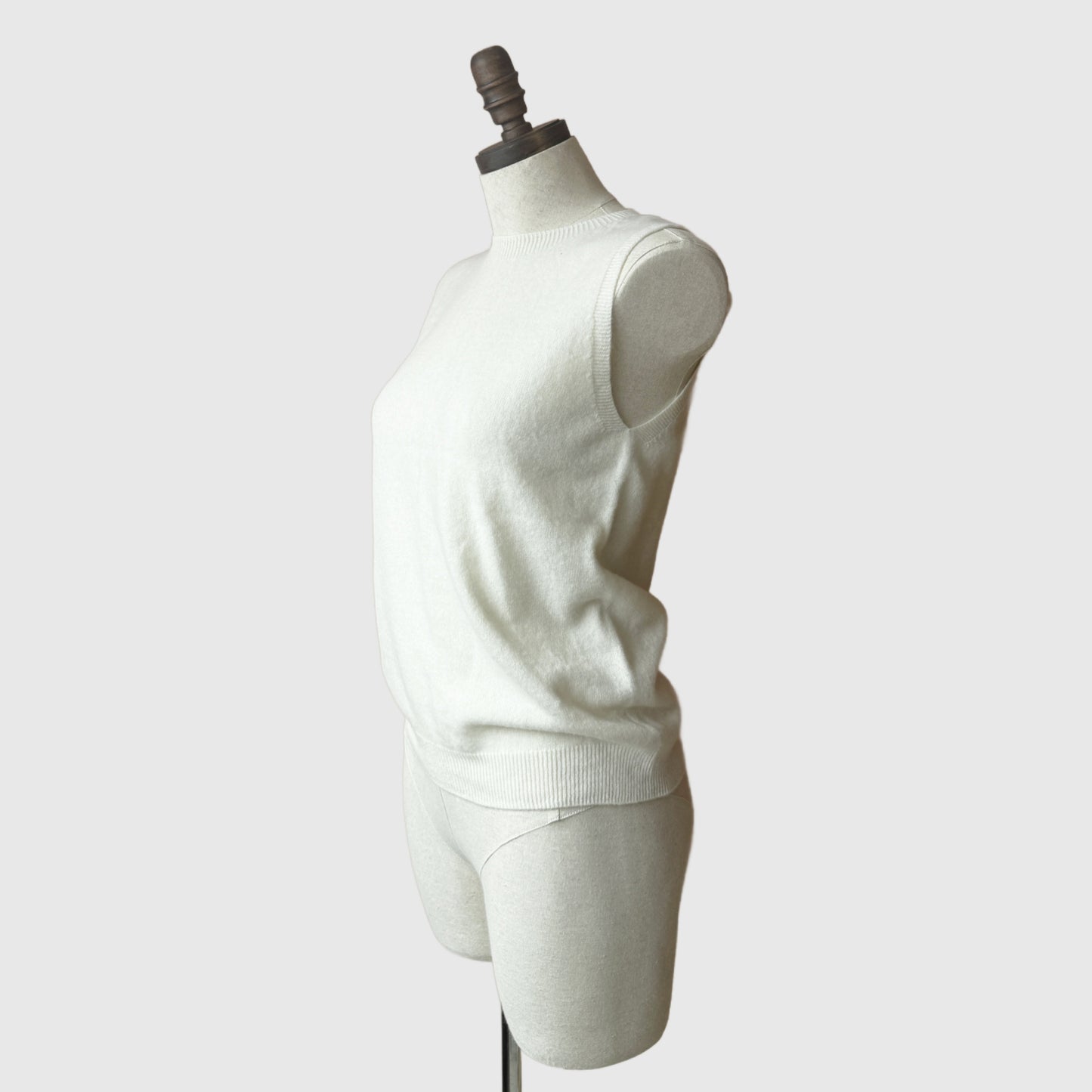 Sleeveless merino wool top | Women’s knitwear