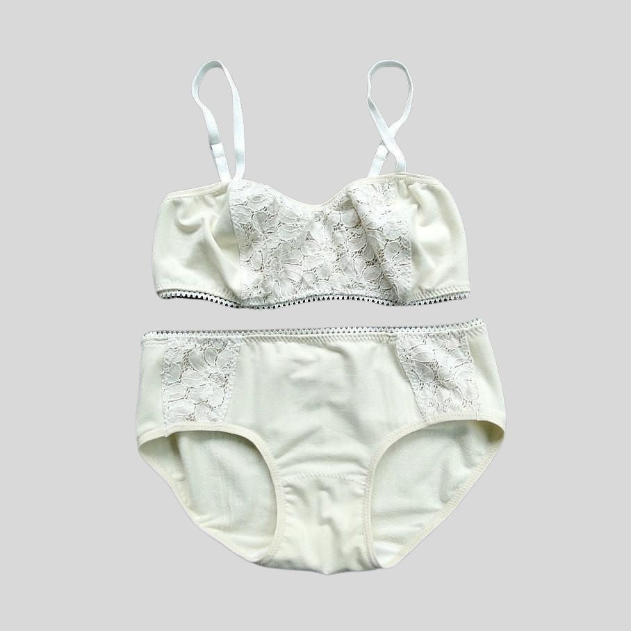 Women's cotton lace panties | Women's organic cotton bra + panties set for women. Buy Canadian made lingerie | Shop organic women's underwear and bras from Canada | Made in Canada women's clothing and underwear | Econica