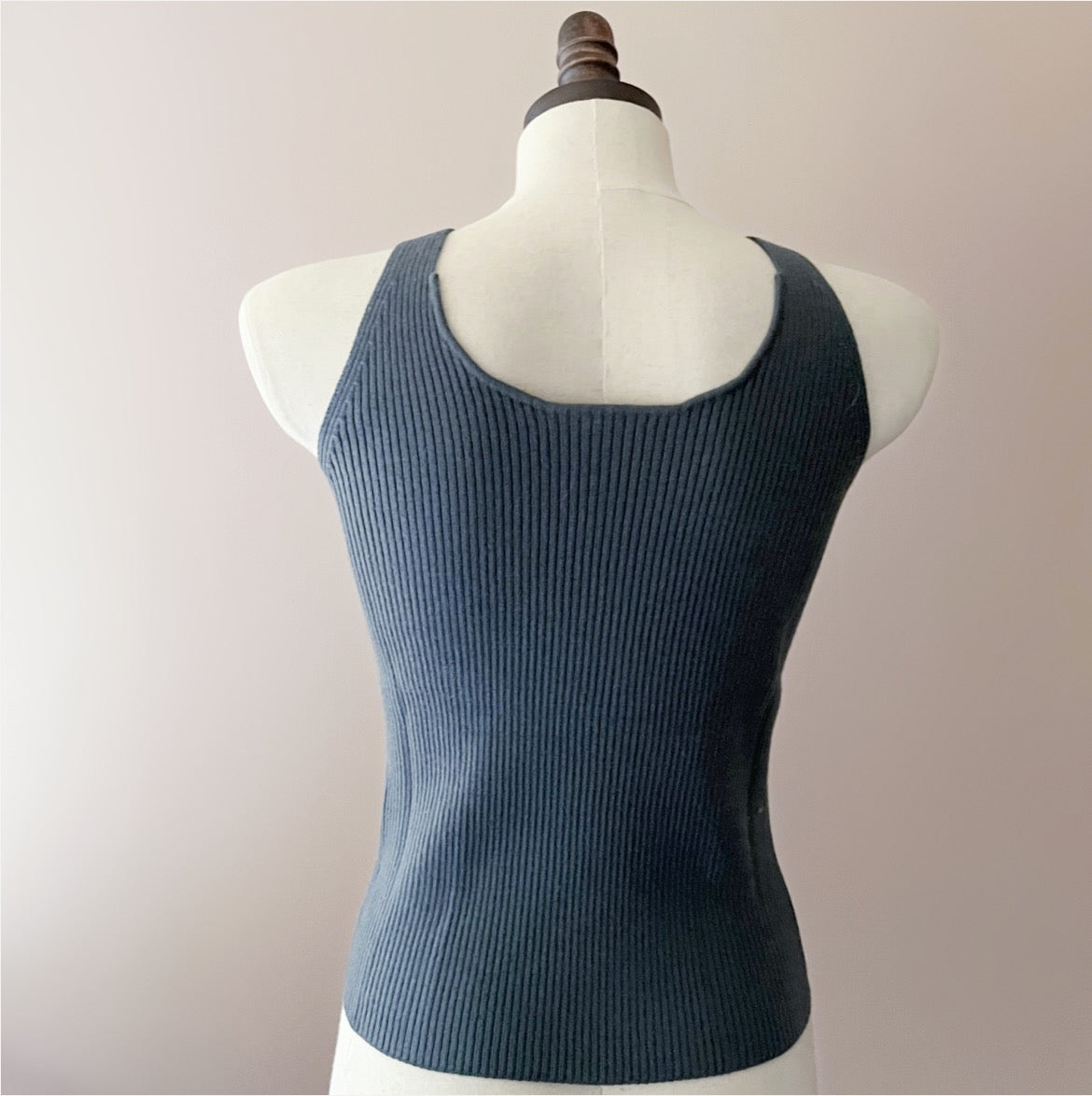 Charcoal grey merino wool tank to for ladies | shop merino wool apparel from Canada 