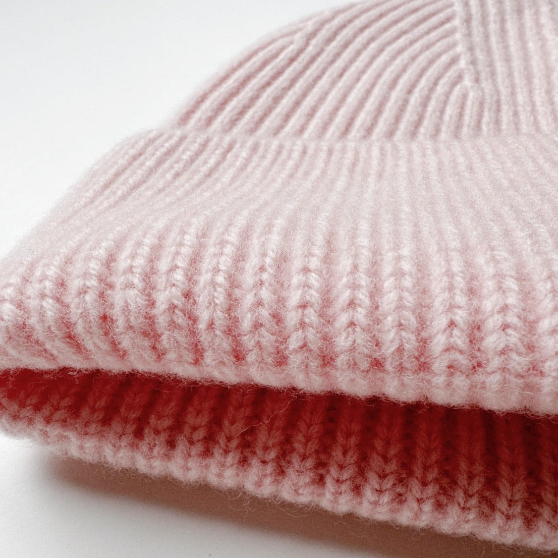 Pure merino wool rib knit beanie. 100% plush and thick merino wool rib knit: very soft, breathable and warm fold over hem for extra coziness,