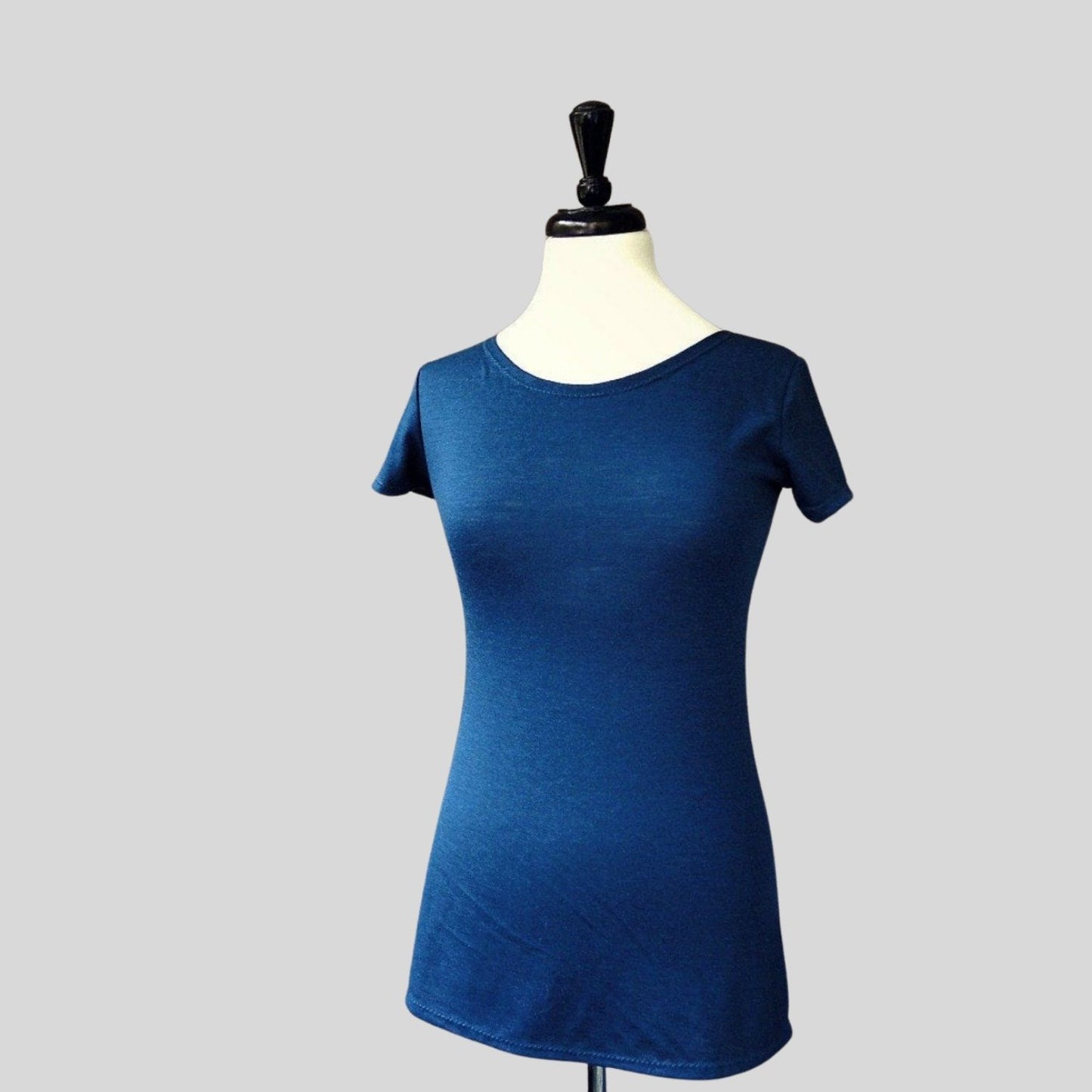 Blue merino wool tee shirt | Long top in merino wool | Made in Canada merino wool + organic cotton tops and tee shirts for women | Econica